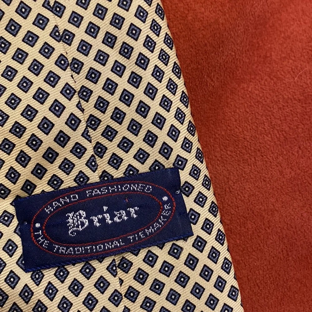 EUC Briar silk tie